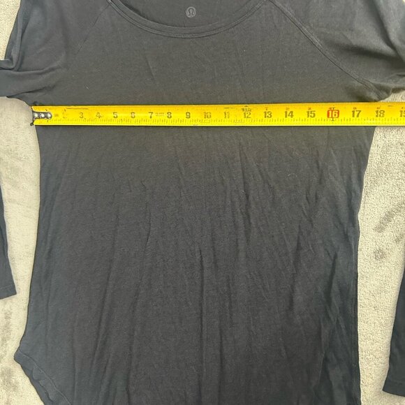 Lululemon Shirt Womens 8 Black Long Sleeve Pullover Tee Athleisure Workout Gym - Picture 3 of 8